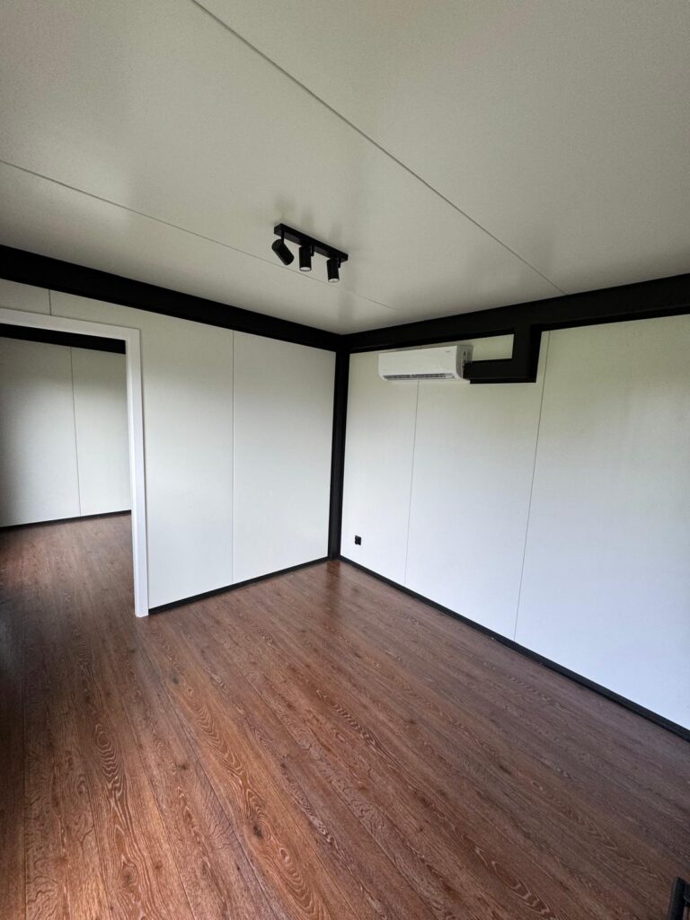 Moduł biurowy / mieszkalny 8 × 3,20 m Brown floor