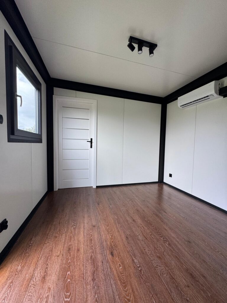 Moduł biurowy / mieszkalny 8 × 3,20 m Brown floor